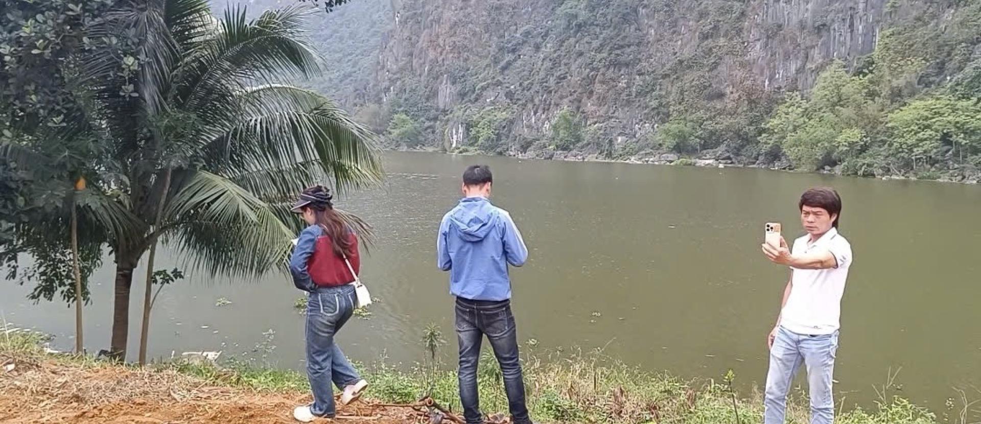 Cần chuyển nhượng Lô đất có diễn tích 1037.9m2  Đất ở Đô Thị - phun thổ cư 100% : Đất Thị Trấn lạc Thủy Hòa Bình - cách khu Du Lịch Tam Chúc Ba Sao khoảng 6km : đã xây Tường Bao theo kiểu Biệt Thự nhà vườn  